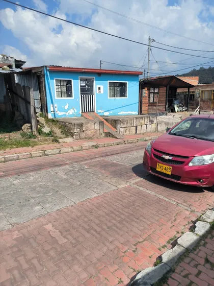  ¡oportunidad! Amplia Casa Con 4 Habitaciones Y Patio Cubierto