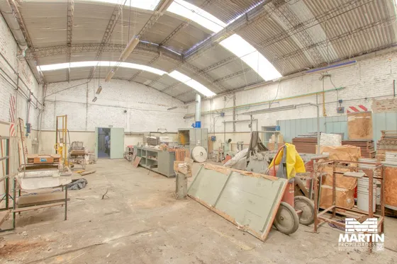 Galpón De 500m2 Con Tres Oficinas Y Vestuarios - Olivos