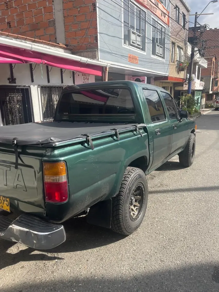 Toyota Hilux 2.4l 117 hp 4x2