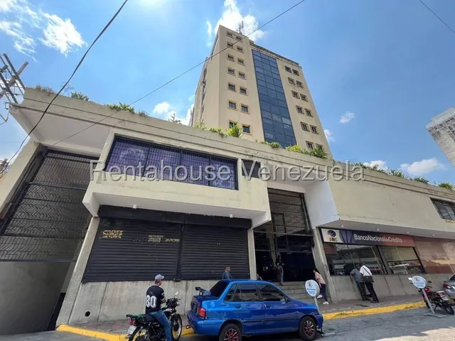 Te Presentamos Un Local De 99 M² A Pie De Calle, Ubicado En Una De Las Torres Empresariales Más Transitadas De La Ciudad. Este Espacio Versátil Cuenta Con Dos Baños Y Una Mezzanina, 