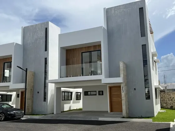 Casa Lista A Estrenar En Brisas De Punta Cana, 3 Habitaciones, 3niveles, Terraza Privada, Club De Playa