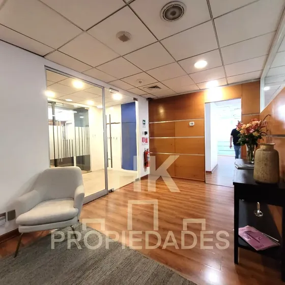 Oficina Barrio El Golf / Bosque Norte /metro Tobalaba/ Video
