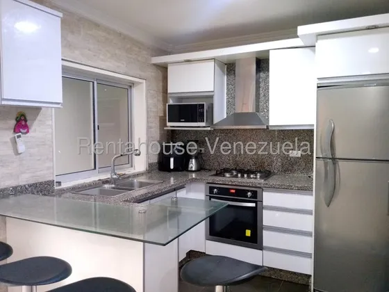 En Venta Hermoso Thown House Totalmente Equipado Abierto,cocina Moderna Con Tope Y Salpicadera De Granito, Desayunador En Vidrio,patio Con Area De Parrillera Y Area De Faena, 3 Baño,