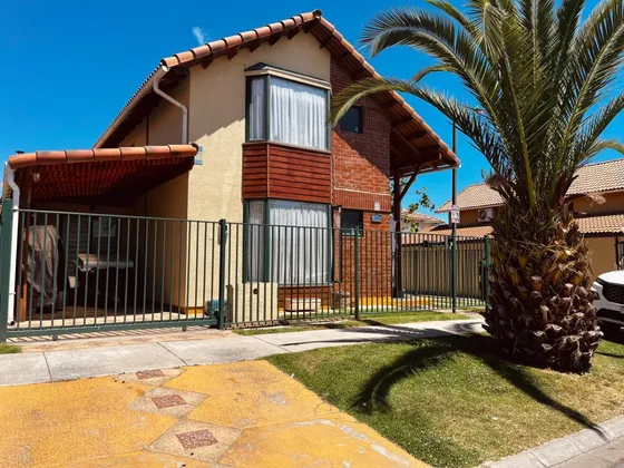 Hermosa Casa De 4 Dormitorios En Sector Centro Nuevo Machalí