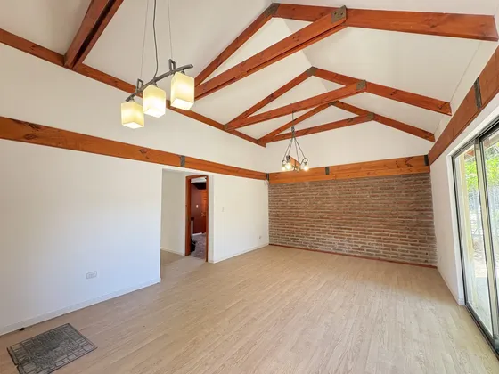 Casa Nueva, Sólida, En Entorno Tranquilo Y Tradicional