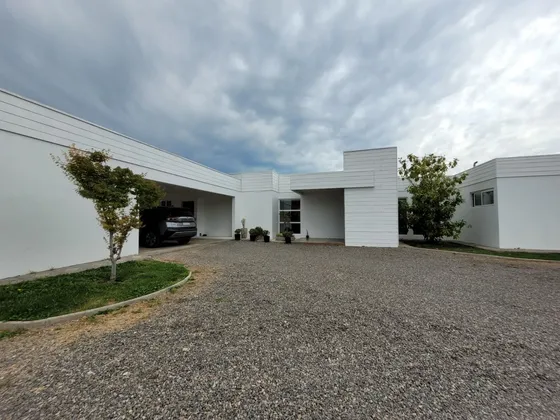 Parcela De Agrado Con Casa Moderna Y Piscina San Isidro