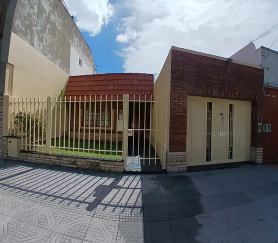  ¡imperdible! Casa 4 Amb. Frente A Plaza  Villa Parque, Caseros 