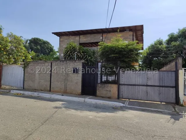 Raiza Suárez Vende Hermosa Casa Ubicada Municipio Peña 2  4  2  3  7  7  1 Posee 2 Habitaciones, 1 Baño, 4 Puestos De Estacionamiento,  Tanque De 15000lts, Con Su Hidroneumático, Cocina, Sala, Comedor