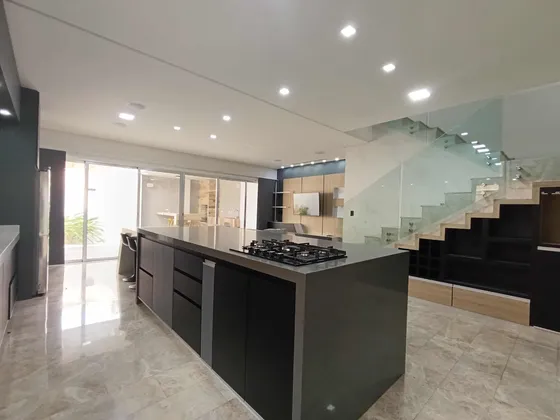 Townhouse En Venta O Alquiler En Guataparo (ac)