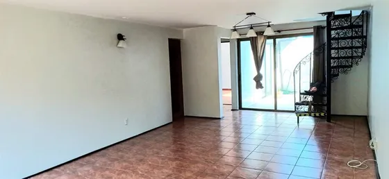 Casa En Venta De 4 Dorm. En Talca