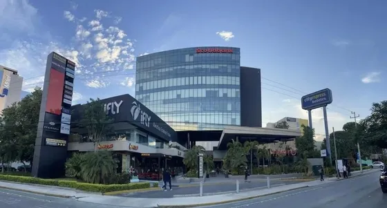 Se  Renta Local  Sobre Prolongación Montejo En Excluisiva Plaza Comercial