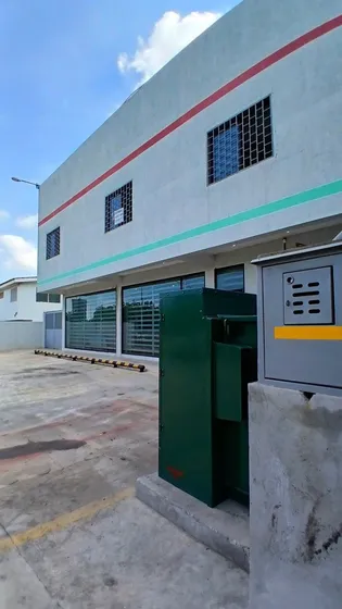 Galpón Con Locales Comercales, En La Av Circunvalacion 2
