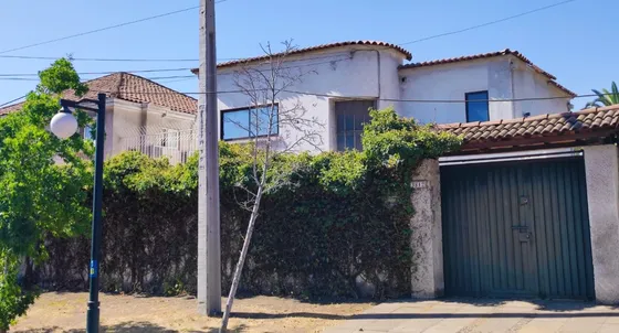 Gran Casa De Estilo Moderno En Barrio Parque Botánico
