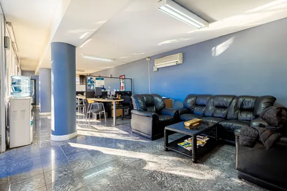 Excelente Propiedad Comercial Sobre Av Principal C/ Lote Propio - Servicios - Calefacción - Accesos Directos