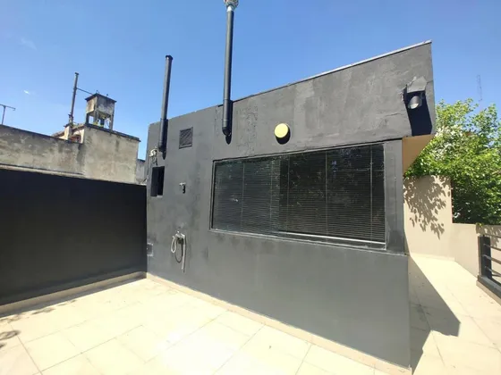 Casa En Venta - 2 Dormitorios 2 Baños - 110mts2 - Monte Castro