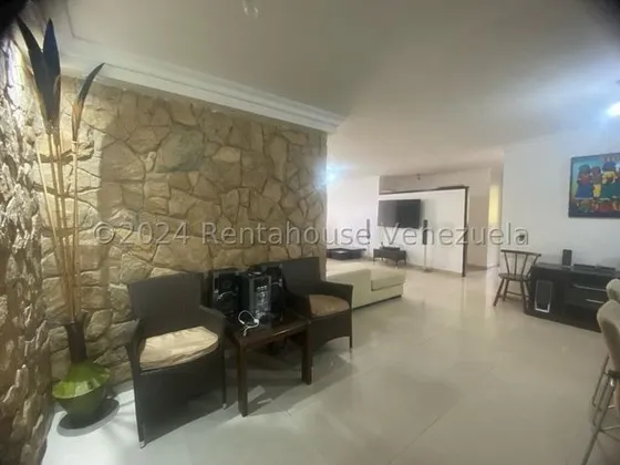 Agp Apartamento Amplio Ubicado En Zona Tranquila, Edificio Tiene Tanque De Agua, En Venta En Los Naranjos Del Cafetal 24-25682 Ys 