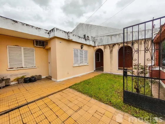 Casa 3 Dormitorios, 2 Cocheras, Galería, Jardín, A Refaccionar Con Mucho Potencial Zona Av América