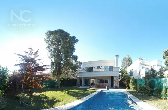 Casa 5 Amb En Venta En Barrio Dorrego. Con Parque Y Piscina.acepta Permuta