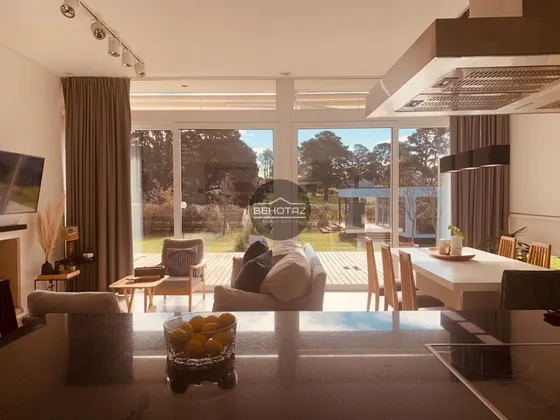 Casa De 3 Ambientes En Alquiler Por 24 Meses, En Los Acantilados, Mar Del Plata.