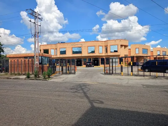 Alquiler En Oficina Semiamoblada En C.c Inducentro, Zona Industrial Castillito, San Diego Carabobo Yd.