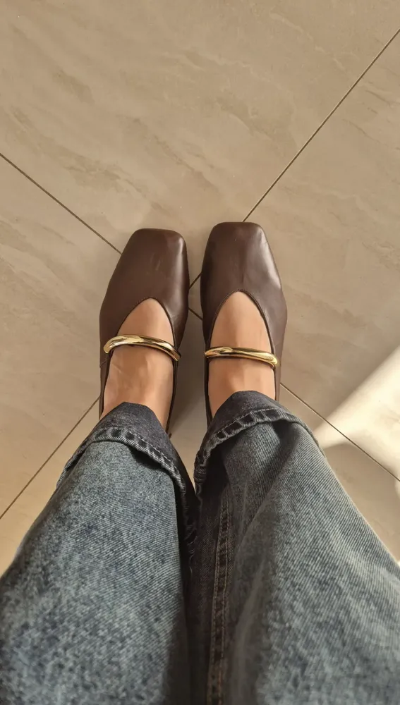 Cliente usando sapatilha marrom de couro
