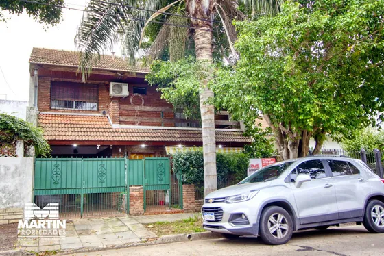 Chalet En 2 Plantas 5 Amb En Venta, Con Patio Y Jardín De Invierno - Olivos