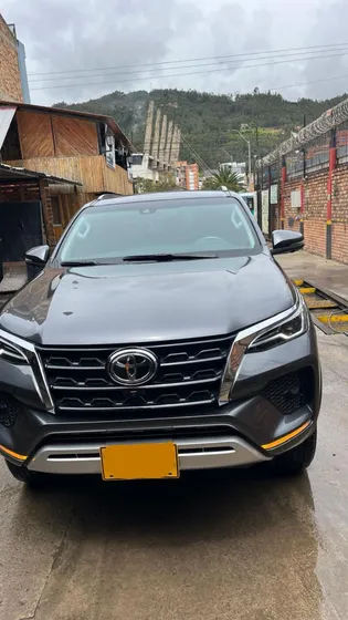 Toyota Fortuner 2.4 Srv