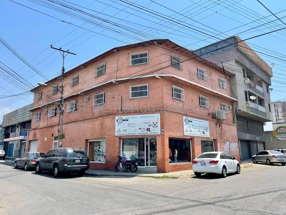 Oficina En Alquiler En Zona Centro De Maracay Excelente Ubicacion Ideal Para Abogado Contador Profesional O Deposito Estef 24-22752