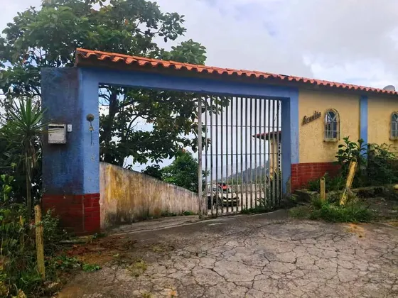 Casa De Dos Niveles En La Urbanización El Junkal Cerca Vía El Junquito Con Agua Permanente Y Estacionamiento De Más De 8 Puestos