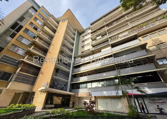 (cliente Directo) Venta 27-1999 Apartamento De 101 M2 Iluminado, Con 3 Habitaciones, 2 Baños, En Zona Céntrica De Altamira Para Remodelar A Su Gusto, Cerca De Comercios Y Servicios Públicos.
