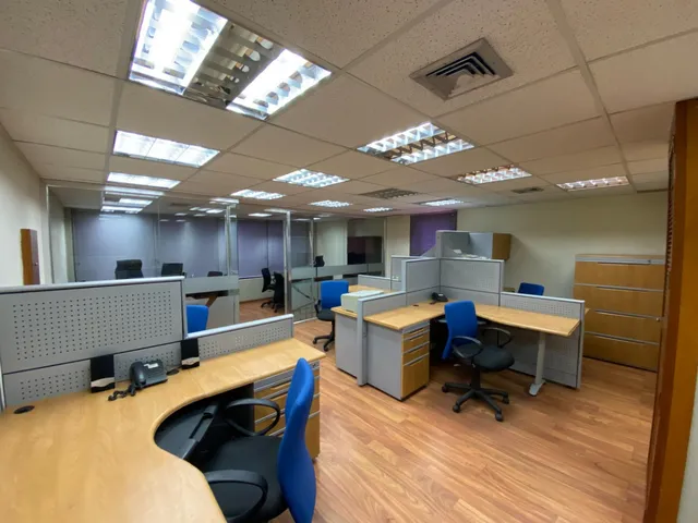 Oficina Comercial, En El Centro Comercial Norte, Al Lado De Baguette Y Diagonal Del Nautilus,  Equipada (yb).