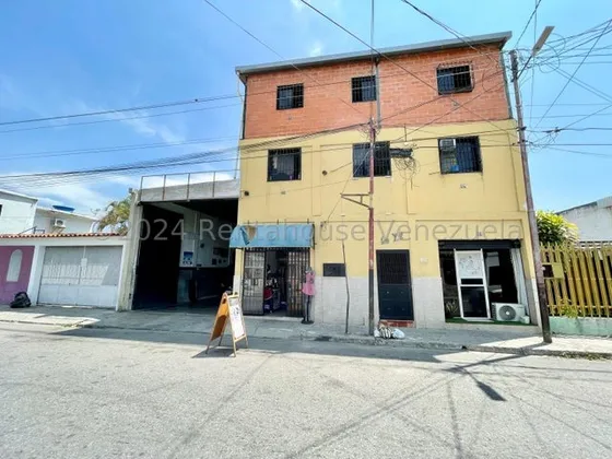 Raiza Suarez Vende Excelente Edificio Comercial En Pleno Centro De Barquisimeto,- 2 4 1 9 8 2 0-,  Ubicación Estratégica, Posee 2 Locales, Tiene También 2 Apartamentos Completos Tipo Estudio, Visítalo