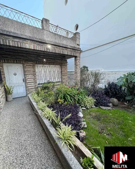 Casa Para Dos Familias Con Local 