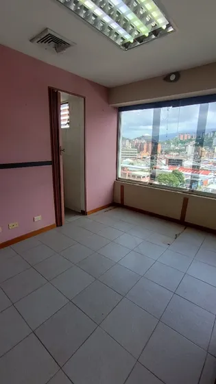En Alquiler Local, Oficina O Consultorio En Los Rosales, Avenida Roosevelt. Frente A La Clínicas Atías.