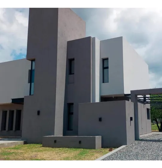 Casa En Venta - 3 Dormitorios 2 Baños - 700mts2 - Río Ceballos