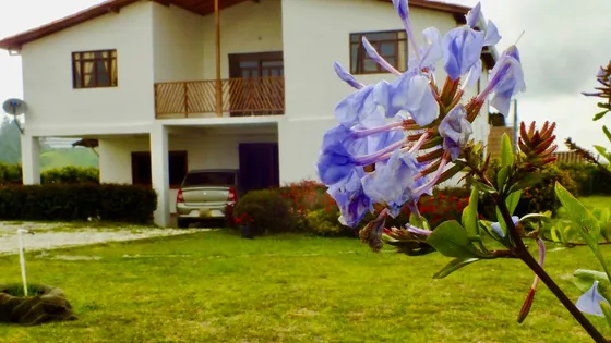 Oferta! Gangazo! Para Negocio!: Casa Grande Con Varios Apartamentos Rentando En Santa Elena Antioquia