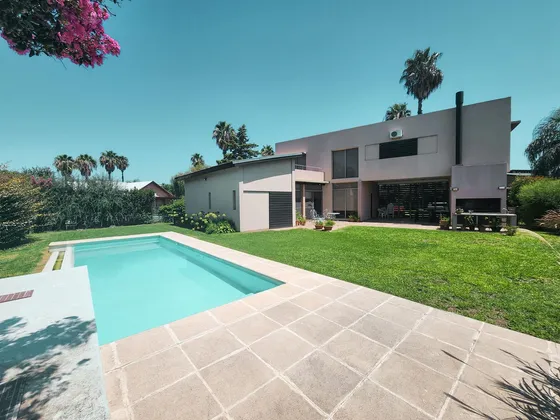 Casa De 3-4 Dormitorios Con Pileta En San Marino - Funes Hills