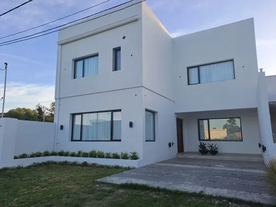 Alquiler Temporario Tandil  Casa 3 Habitaciones, 3 Baños Con Vista A Las Sierras