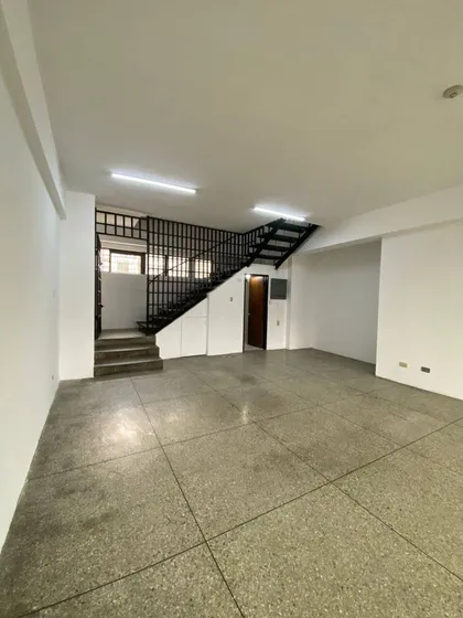 Local Comercial Con Mezanina En Alquiler En Plena Av Lara