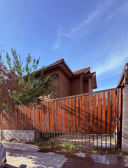 Hermosa Casa Familiar De Dormitorios Con Amplios Espacios!