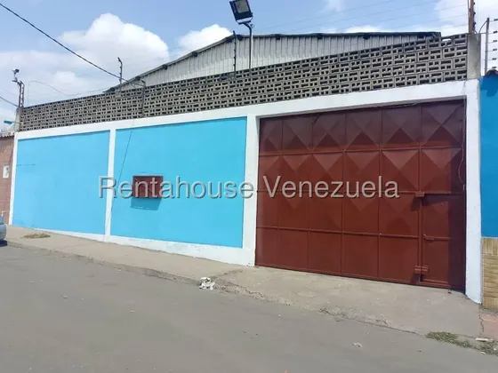Karen Burgos Vende Excelente Galpón En Avenida Libertador De Barquisimeto, Con Baños, Oficinas Y Depósitos, Portón Con Rejas De Seguridad.