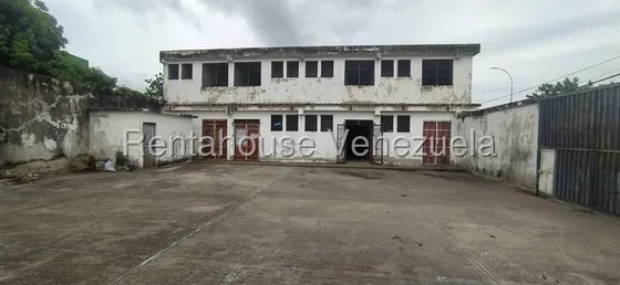 Se Vende Centro Comercial Completo Conformado Por Su Parte Frontal Por 4 Locales Todos Con Mezanina El Espacio En Genral Implica 800 Metros De Terreno Los Localess Tienen Medidas De Aproximadamente 88