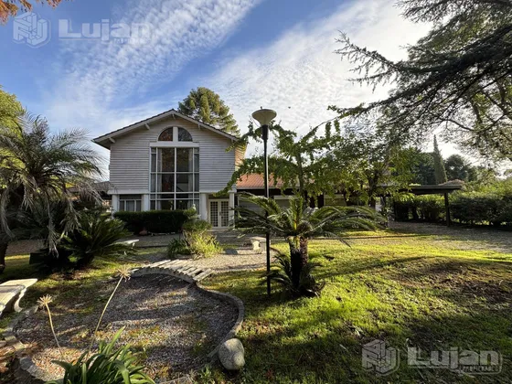 Quinta En Barrio Parque El Trébol Sobre Lote De 4968 M2