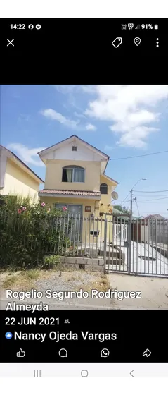 Casa De 2 Pisos Con Estacionamiento