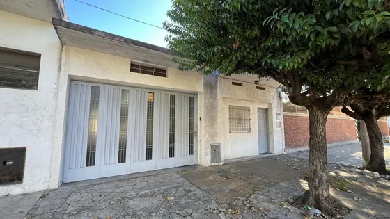 Casa 3 Amb En Venta Con Local Y Cochera - Caseros