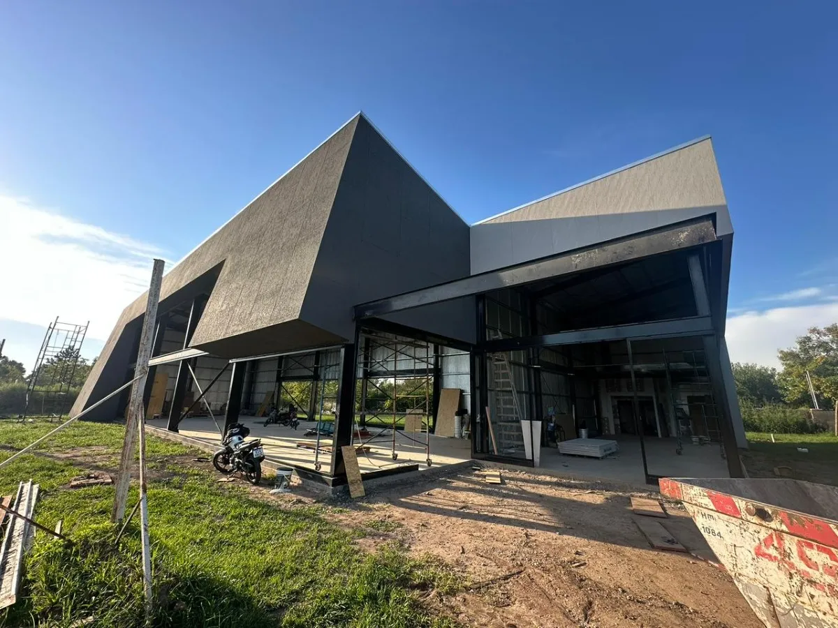 Commercial Premises. Funes. Located on Fuerza Aérea Avenue. Brand New. Excellent Location and Surroundings. Two Premises: 170 m² and 340 m². Immediate Delivery