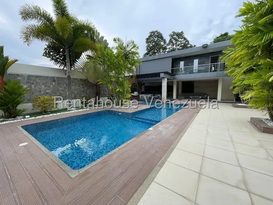 Imagina Vivir En Esta Impresionante Casa De 1001 M² En San Diego, Diseñada Para El Disfrute Y La Exclusividad. Con Cinco Lujosas Habitaciones Con Vestier Y Baño Privado,áreas Sociales
