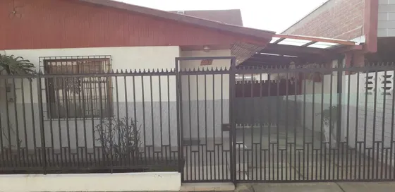 Casa En Excelente Estado, Con Corredora A Cargo Lily Núñez.