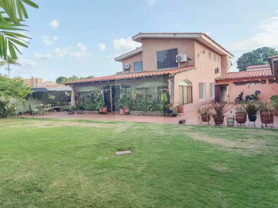 Casa En Lecheria Centrica Y Con Extenso Jardin