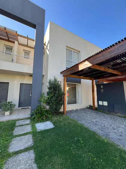 Hermosa Casa Tipo Dúplex En Nordelta - 4 Amb Con Galeria, Jardín, Y Cochera Semicubierta!